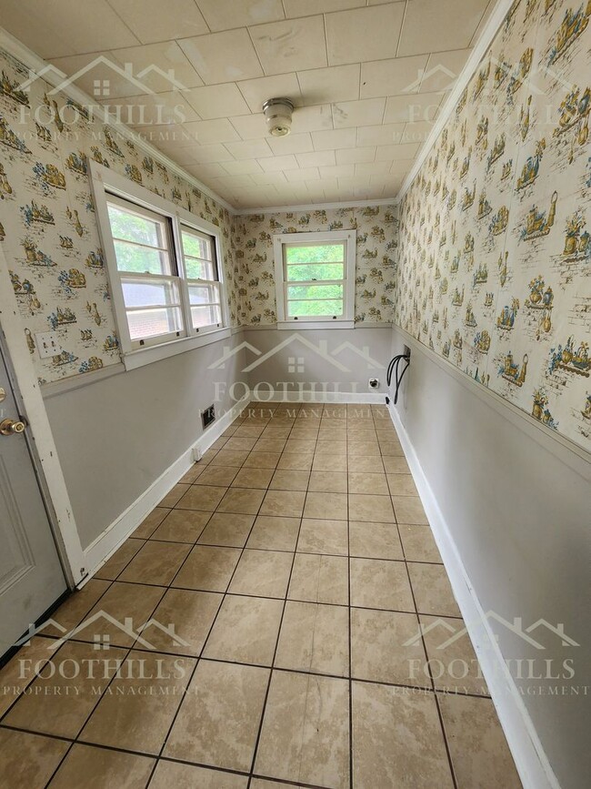 Building Photo - Classic 3-Bedroom Home in Downtown Anderso...