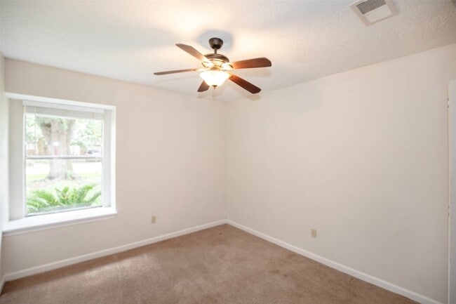 Building Photo - 15106 Silverman St