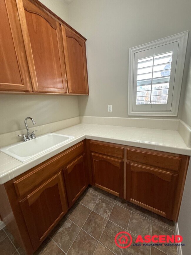 Building Photo - Charming Home in Olive Dr Area!