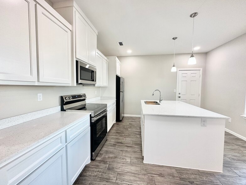 Building Photo - 1210 S Milanos Rd