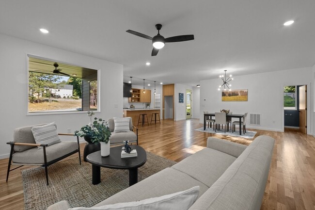 Building Photo - Stunning New Construction Home in the Hear...