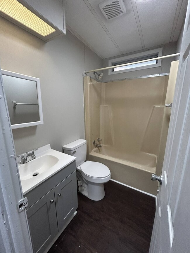 Building Photo - 10 White Oak Village