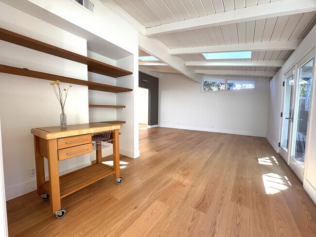 Building Photo - Beautifully Updated 5-Bedroom Home coming ...