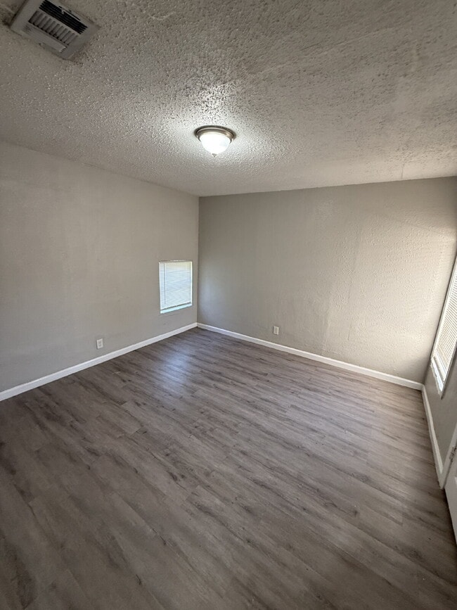 Building Photo - 2213 Lea Crest Dr