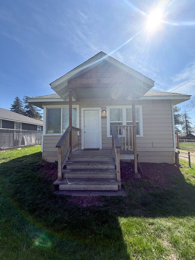 Building Photo - 2 BED, 1 BATH HOUSE