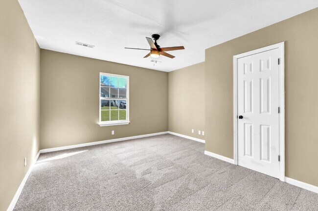 Building Photo - Amazing 3 bedroom 2 bathroom close to Fort...