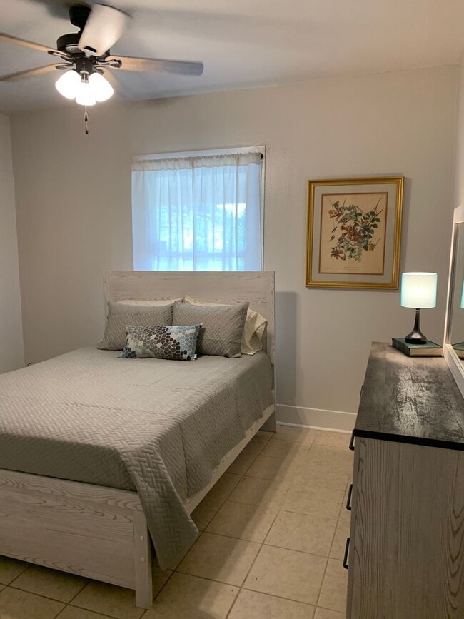 Building Photo - MOVE IN SPECIAL 3BR 2BA HOUSE Capital Heig...