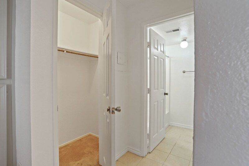 Building Photo - 3701 Colonial Dr