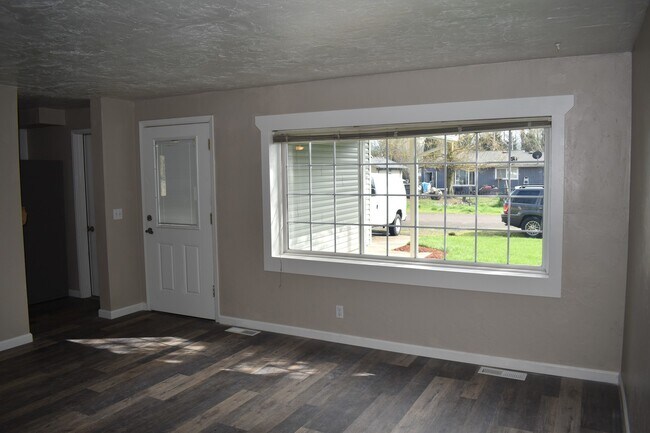 Building Photo - Modern home tucked away in the adorable little town of Brownsville.