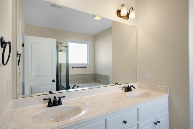 Building Photo - 2508 Chelsea Dr NW