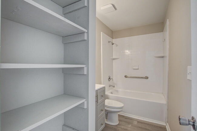 Building Photo - 9621 N Cardinal Dr