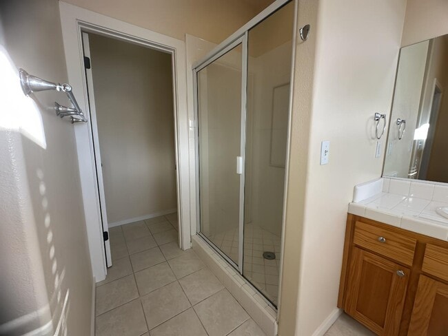 Building Photo - 841 Lawrence Dr