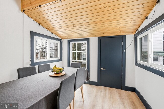 Building Photo - 268 W Duncannon Ave