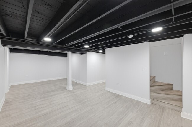 Building Photo - 142 W 103rd Pl