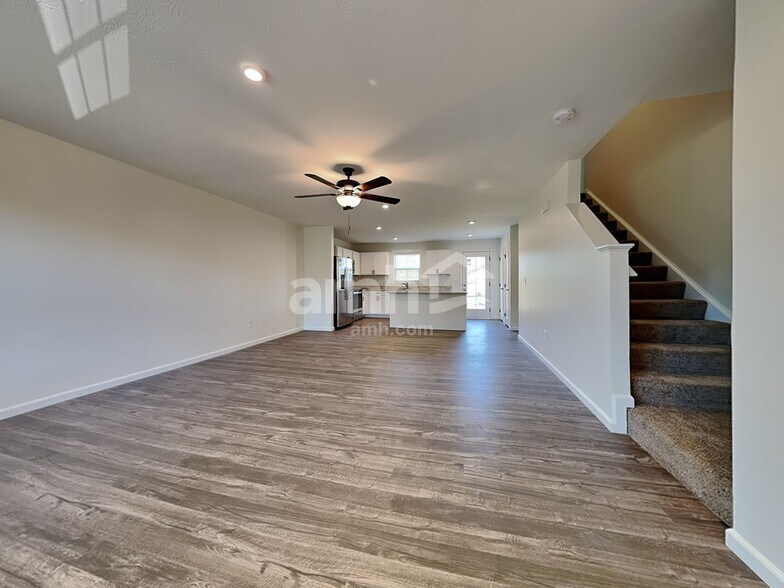 Building Photo - 213 Wooded Ridge Dr