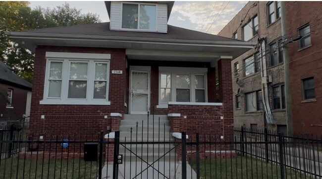 Building Photo - 7914 S Ridgeland Ave