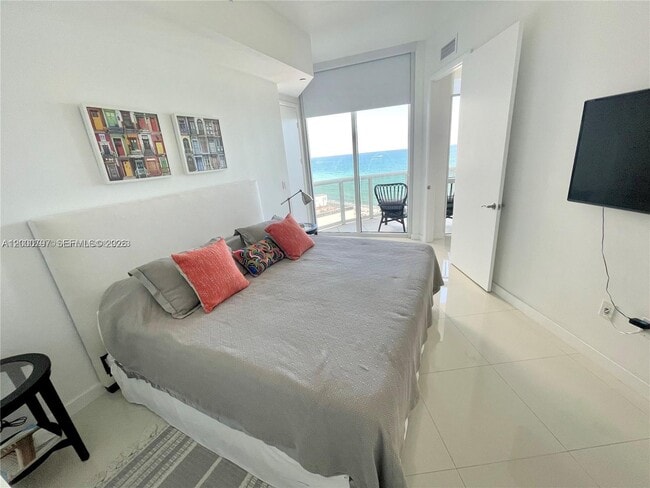 Building Photo - 15811 Collins Ave