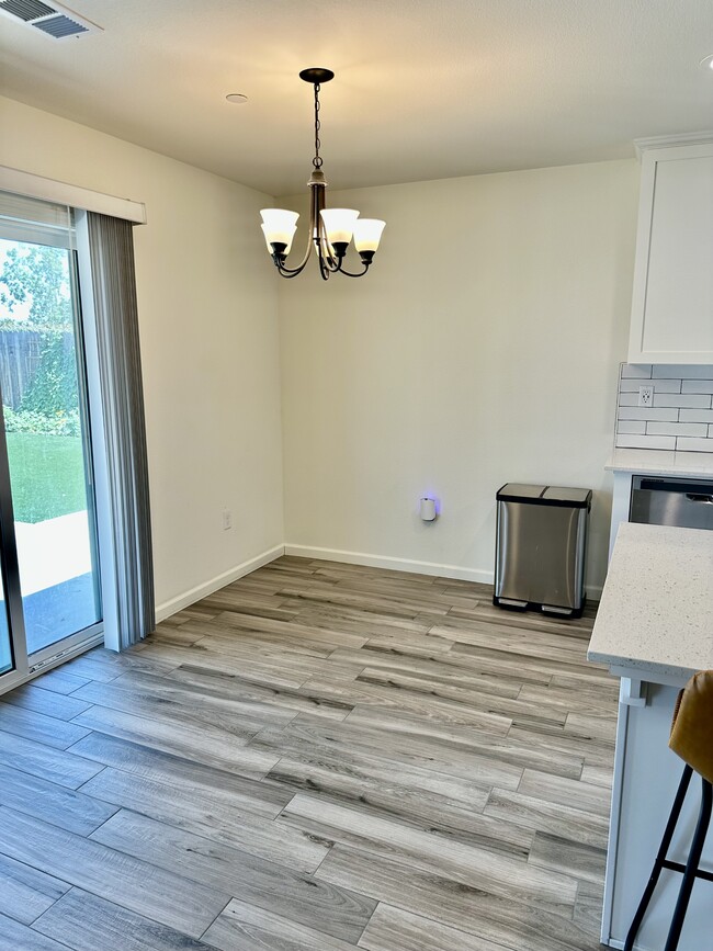 Building Photo - 677 Country Pl