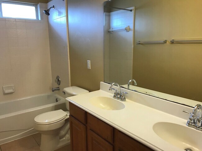 Building Photo - 2605 Gull Lake Dr