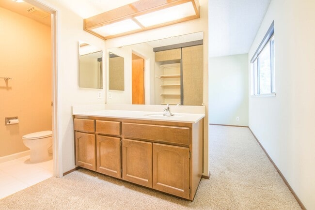 Building Photo - Excellent 3 Bed 2.5 Bath Town Home!