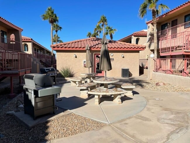 Building Photo - 1 bed, 1 bath upstairs unit for rent