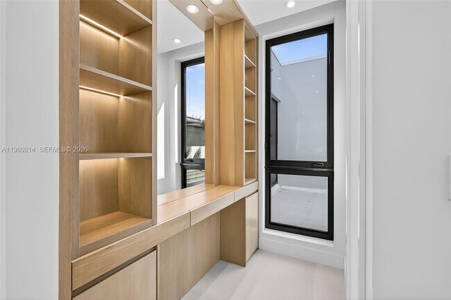 Building Photo - 620 Solar Isle Dr