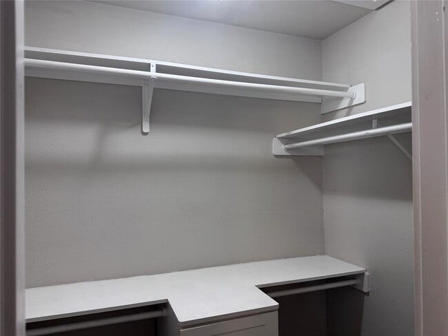 Building Photo - 901 Parmer Ave