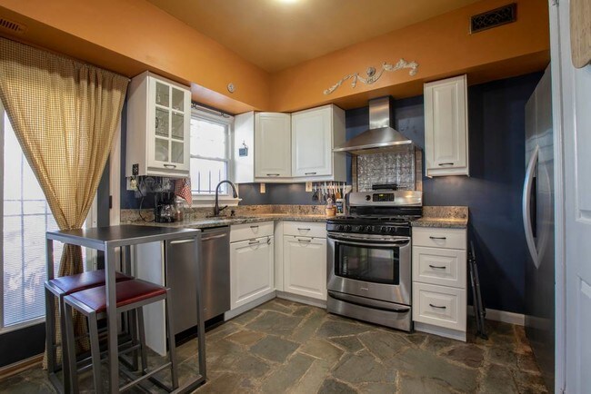 Building Photo - 730 6th St NE