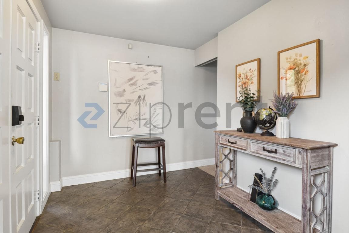 Building Photo - Unit 9750