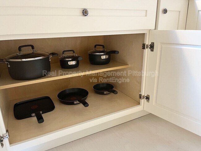 Building Photo - 2019 E Beckert Ave