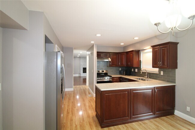 Building Photo - 912 Oakwood Farms Ln