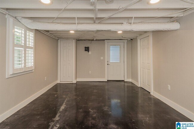 Building Photo - 615 Broadway St