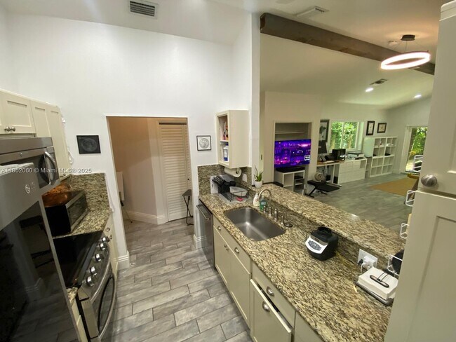 Building Photo - 2558 Trapp Ave