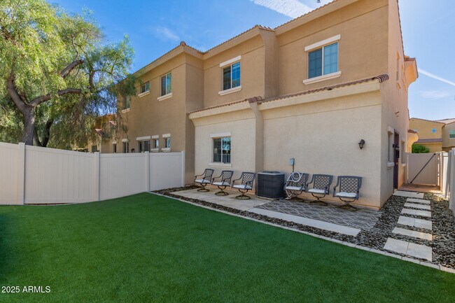 Building Photo - 1367 S Country Club Dr