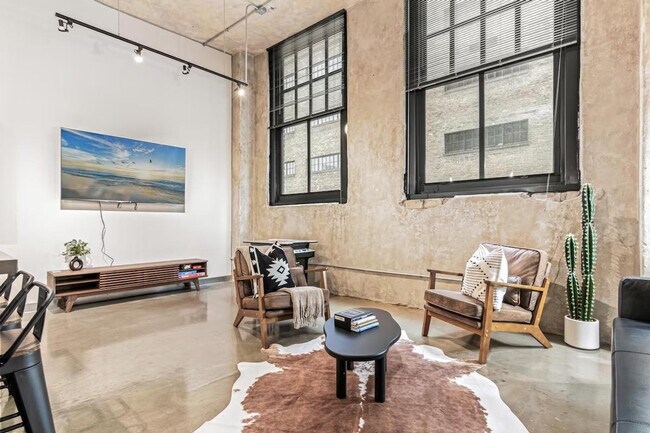 Building Photo - 301 N 7th Ave