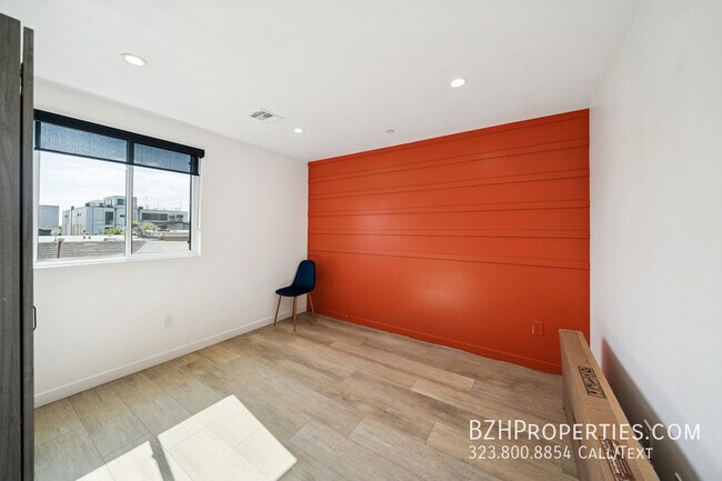 Building Photo - 837 N Harvard Blvd