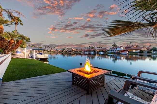 Building Photo - 4 bedroom Lakefront Property