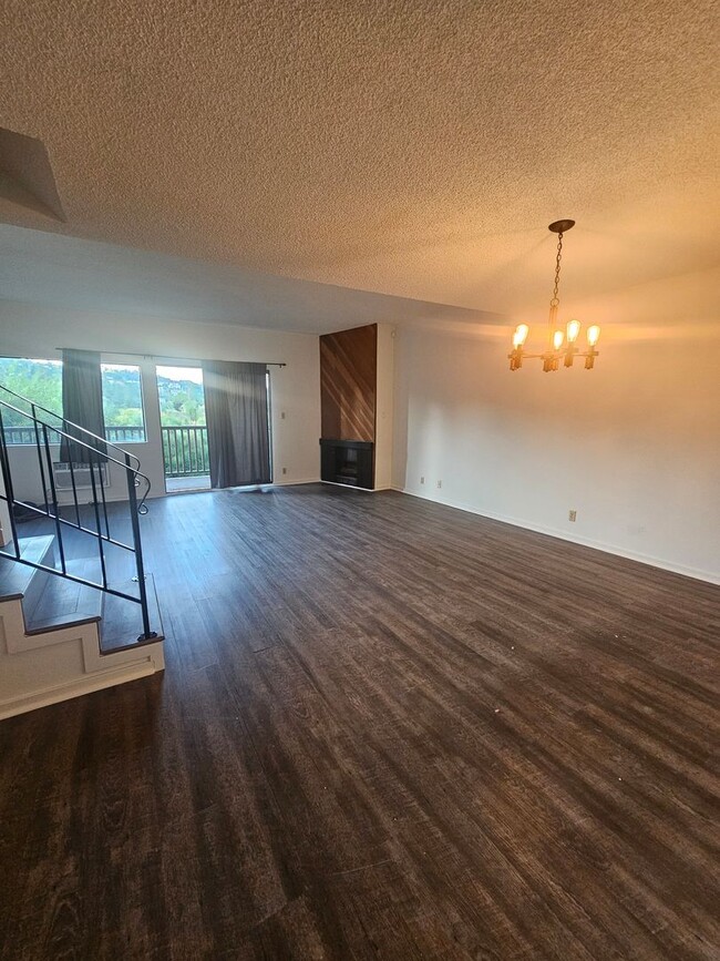 Building Photo - MOVE IN SPECIAL -Spacious 3 bedroom in hea...