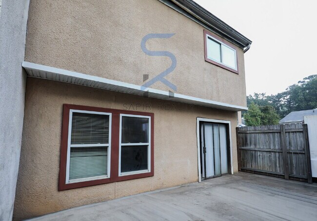 Building Photo - 2041 Oak Park Ln