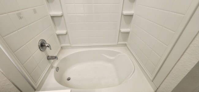 Building Photo - 5-Bedroom 3-Bathroom Home Walking distance to USAA and just mins from Medical Center and UTSA