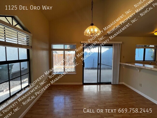 Building Photo - 1125 Del Oro Way