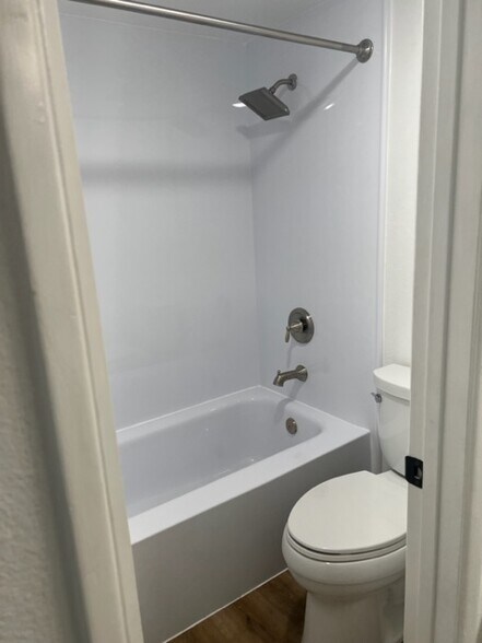 2nd/Guest Bath - 4554 E Paradise Village Pky N