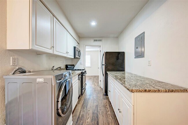 Building Photo - 1106 W 22nd St