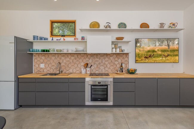 Building Photo - Ojai hideaway!