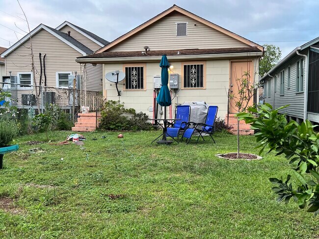 Large back yard - 2424 Lapeyrouse St