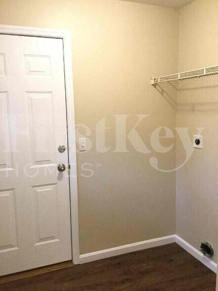 Building Photo - 8218 Melrose Ln