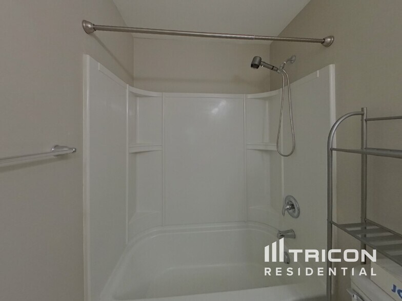 Building Photo - 1000 Wainscott Dr
