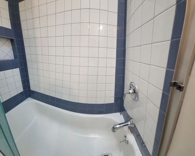 Building Photo - Large 5 Bedroom Home close to Poly Campus!!