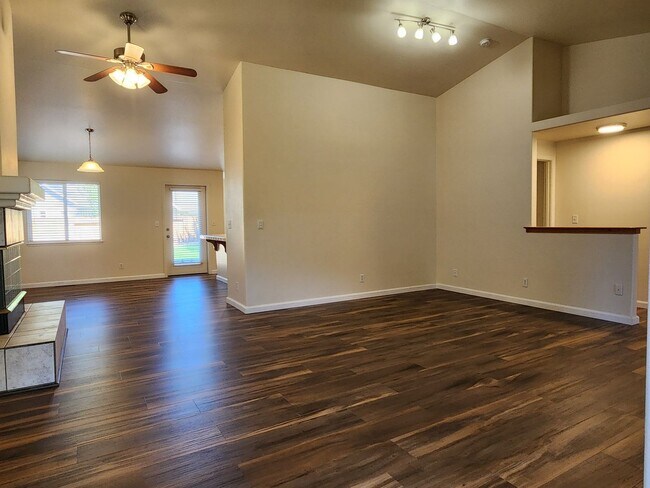 Building Photo - Rent Special $500 off 1st mo's