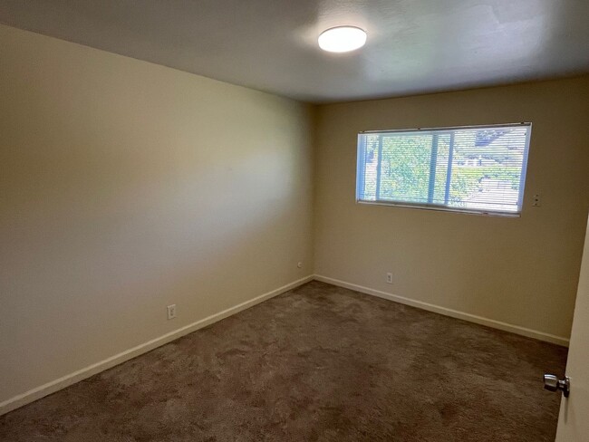 Building Photo - Vallejo 2-Bedroom Townhouse with 1-Car Gar...